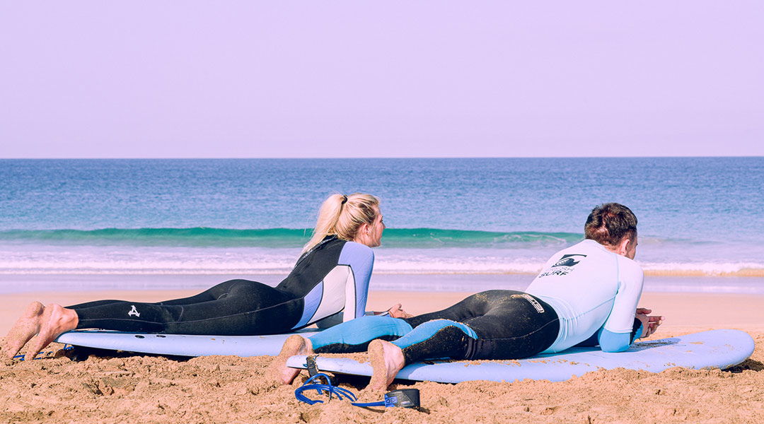 unterschiede-zwischen-kitesurfen-und-wellenreiten-lernen-surfbrett