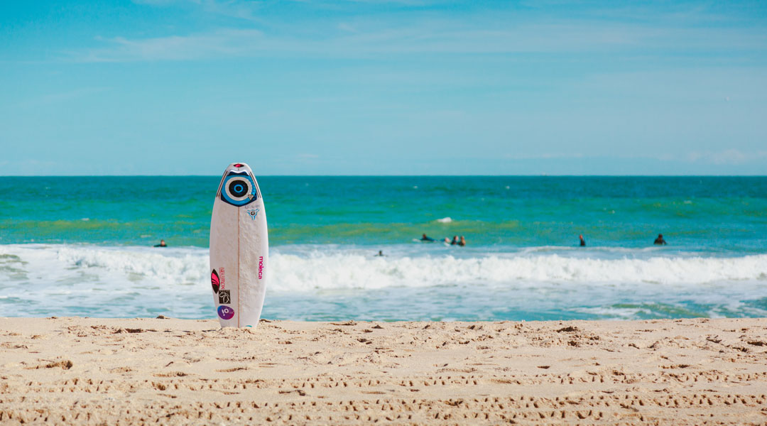 surfbedingungen auf fuerteventura - surfboard am strand