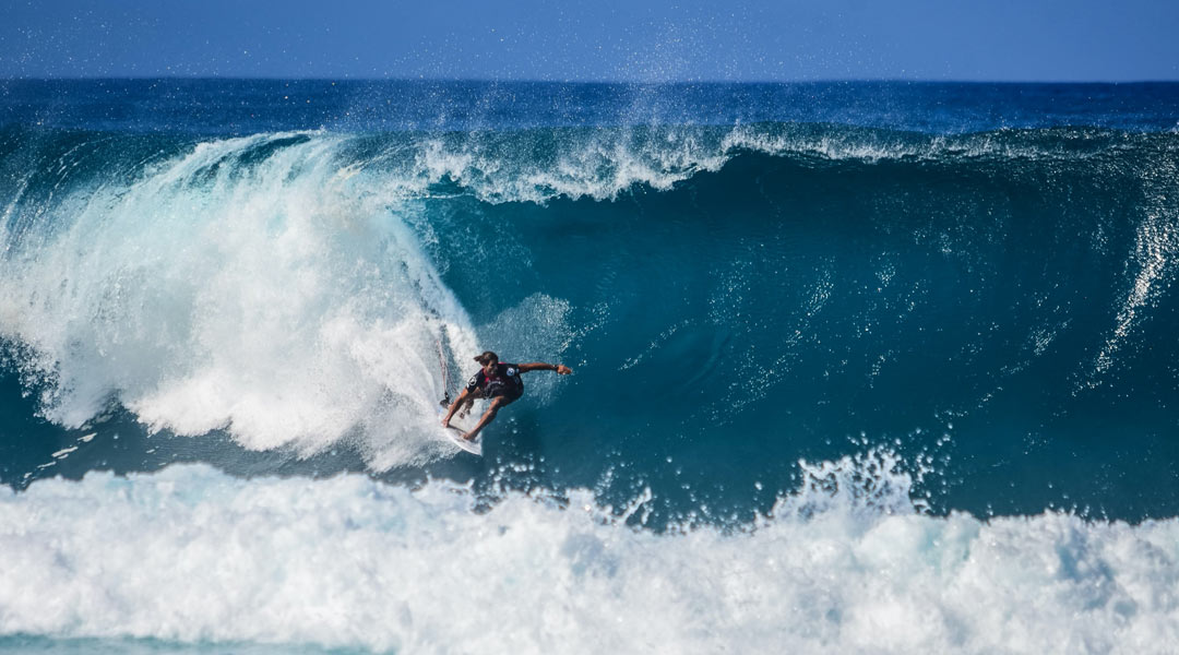 die gefährlichsten surfspots der welt - surfer in welle