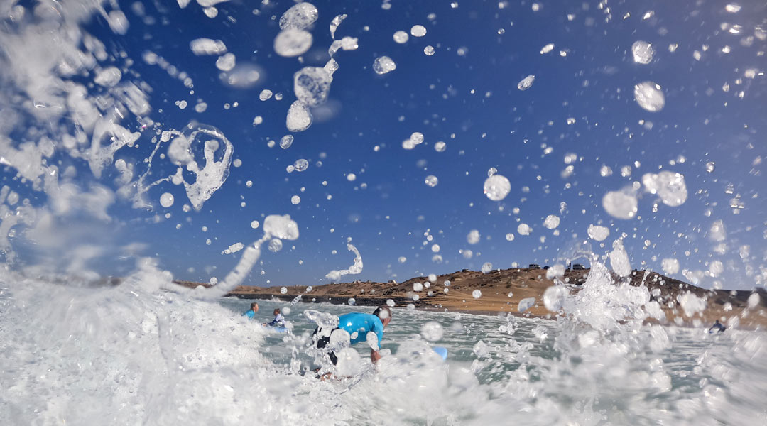 surfkurse auf fuerte - wasser spritzt