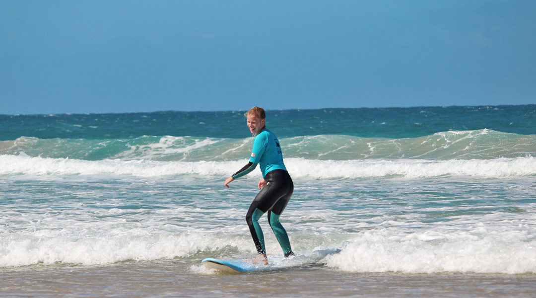 surfkurse auf fuerteventura - surferin auf welle