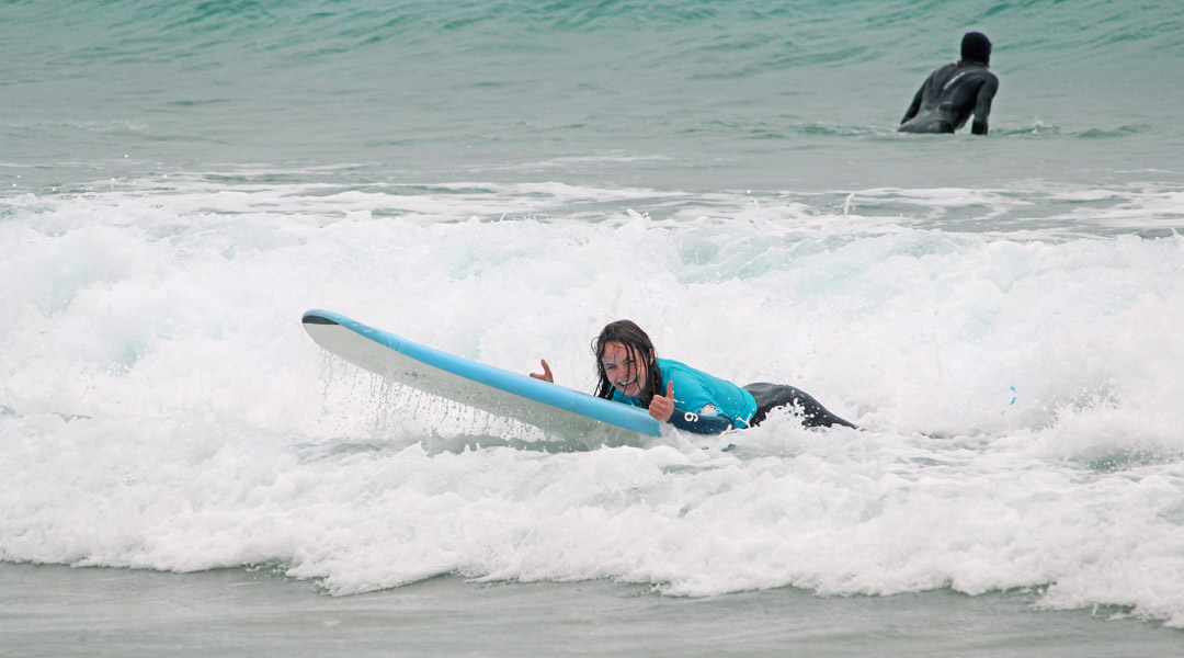 Strandurlaub auf Fuerteventura surfen und lachen