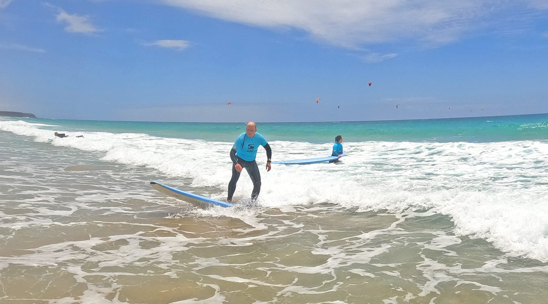 surfkurs im Juni - surfen am beach break in el cotillo