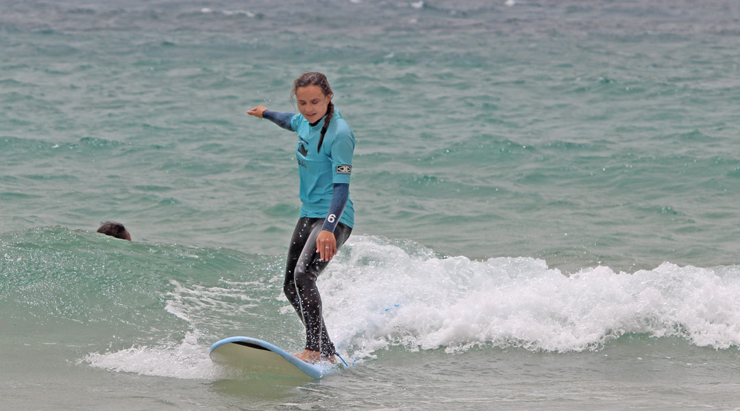 surfcamp-im-juli-surfing