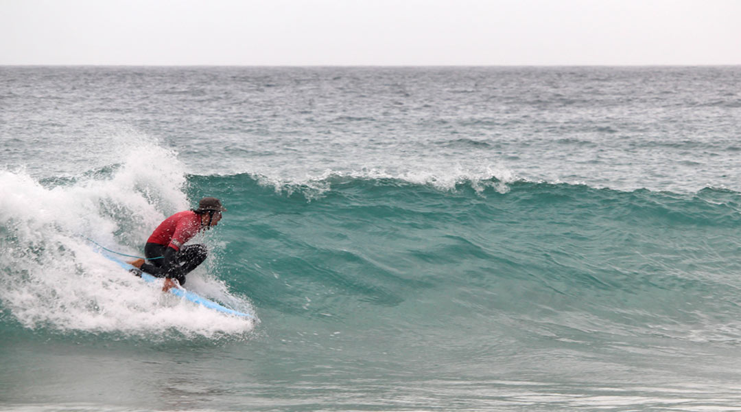 grüne wellen surfen auf fuerteventura