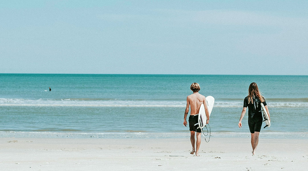 stretchen nach dem surfen - ins wasser gehen