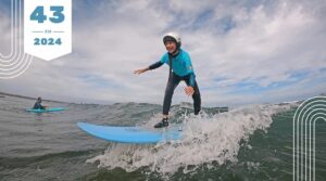 surfen in den herbstferien - happy surfer kid