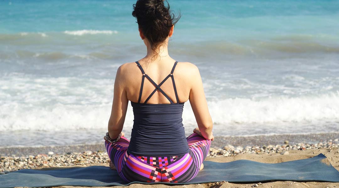 Yoga für Surfer - frau am Strand