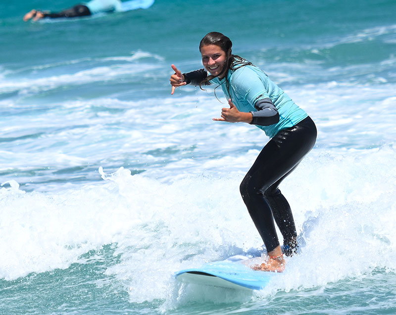 surfcamp gluecklichsein beim surfen